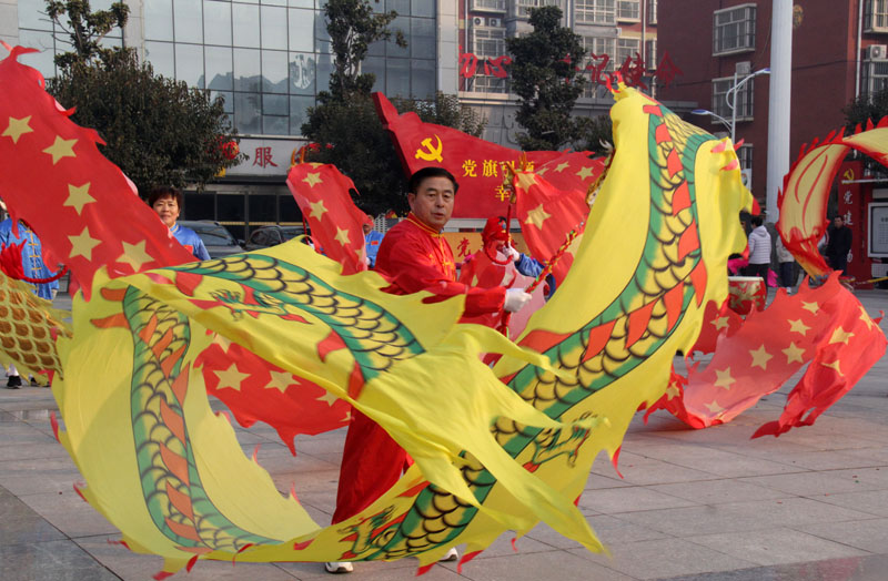 1月22日，大年初一，山東省聊城市茌平區振興街道前曹村，村民們舞起金龍、打起大鼓，歡歡喜喜過大年。史奎華攝