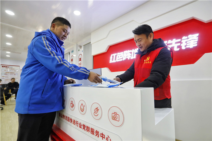 党群服务中心为快递小哥提供日常用品。陈阳 摄