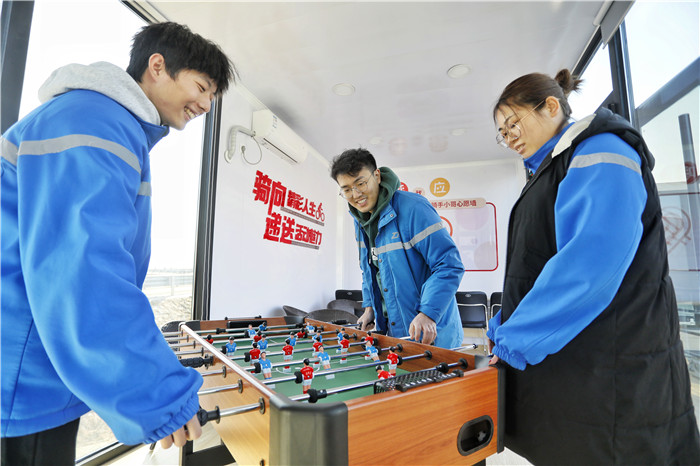 快递公司工作人员在党群服务中心休闲娱乐。陈阳 摄