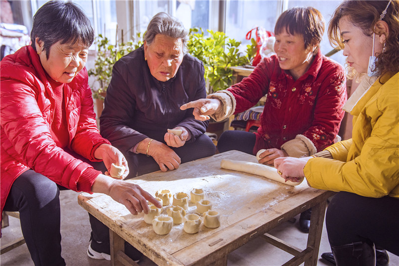 宋玉霞和家人正在制作面灯造型。陈光金 摄