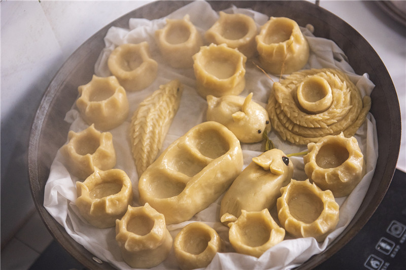 上锅蒸好的面灯造型。陈光金 摄