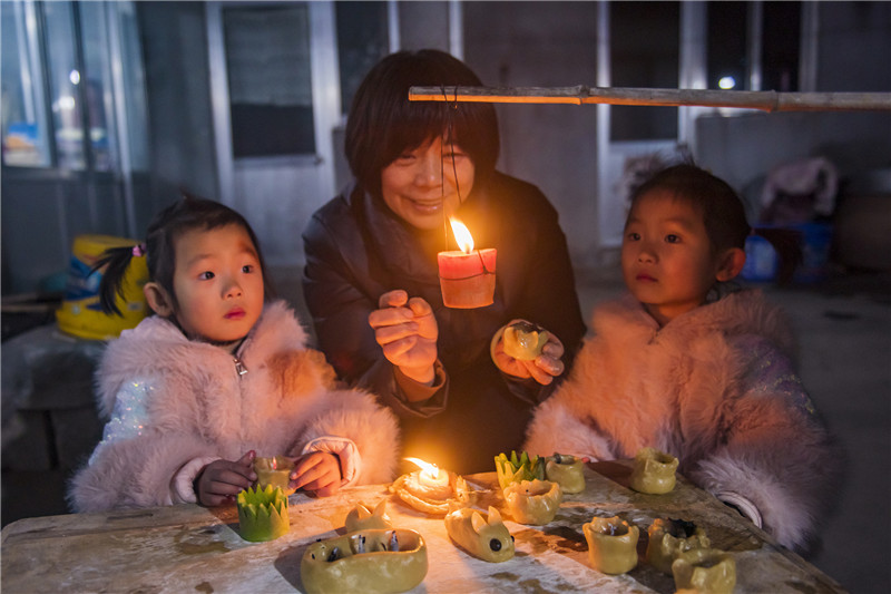 正在点亮面灯。陈光金 摄