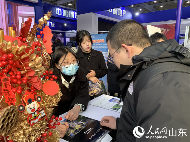 展会现场，参展房企正在为购房者提供介绍咨询服务。人民网 谈媛摄