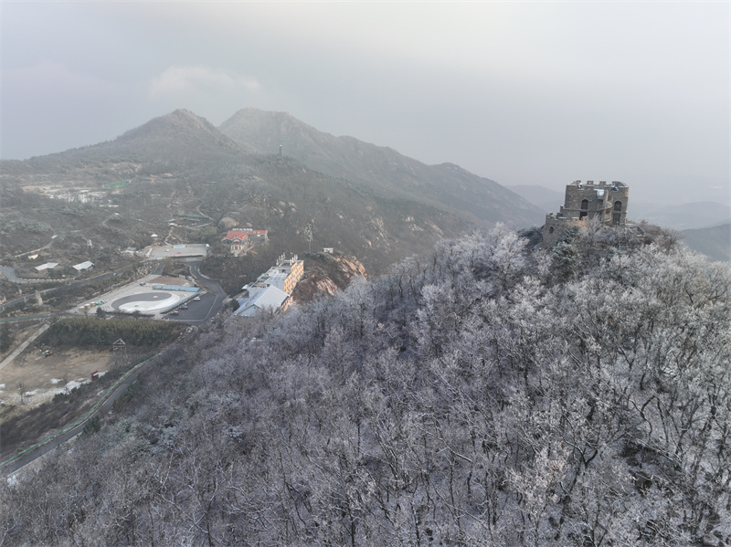2月10日，山东日照五莲大青山风景区现雾凇景观，银装素裹、满山晶莹。张弘摄