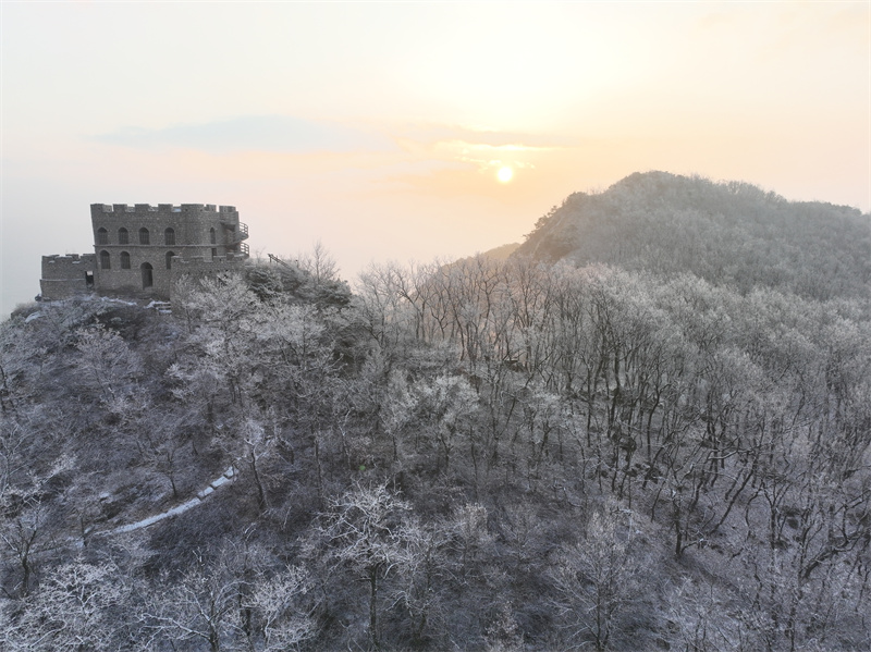 2月10日，山東日照五蓮大青山風景區現霧凇景觀，山嶺上起伏的霧凇在朝陽的映照下晶瑩剔透，美不勝收。張弘攝