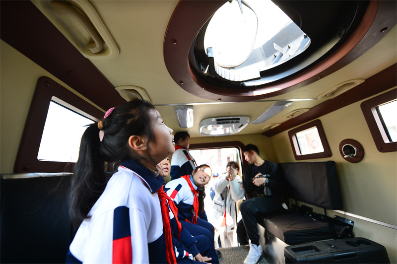學生們在警用裝甲防爆車內參觀體驗。王海濱攝