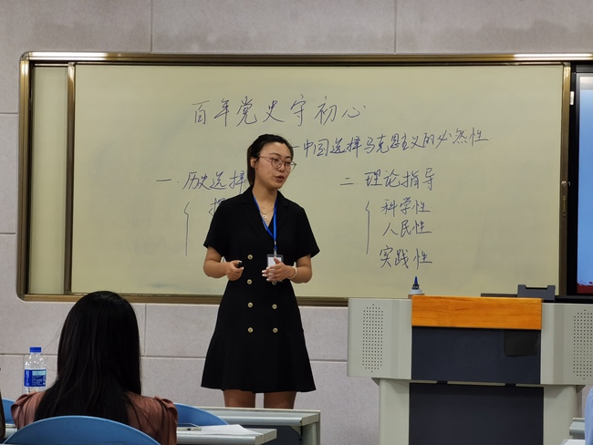 2022年9月，烟台南山学院青年教师参加全校思政课教学比赛。
