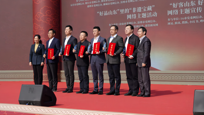 山東省委宣傳部副部長、省委網信辦主任盧嵐，新華網黨委常委、副總裁楊慶兵向2022年網上重大主題宣傳和重大議題設置精品項目參與單位代表頒獎