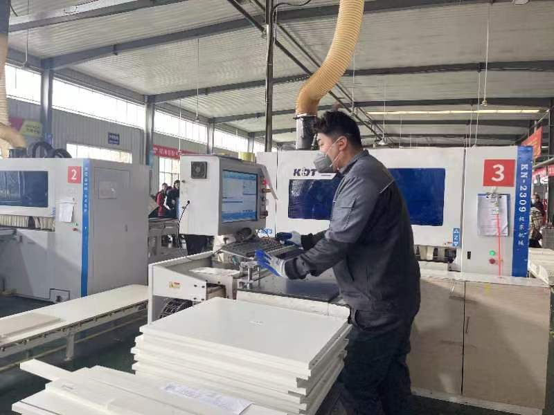自动化减人—数控钻孔中心操作员录入板材孔位数据。
