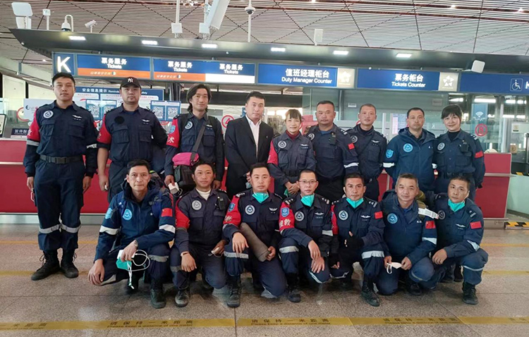 16名藍天救援隊隊員到達北京首都國際機場。山東航空提供