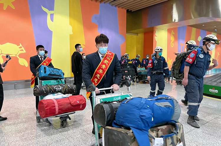 幫助救援隊員搬運行李。山東航空提供