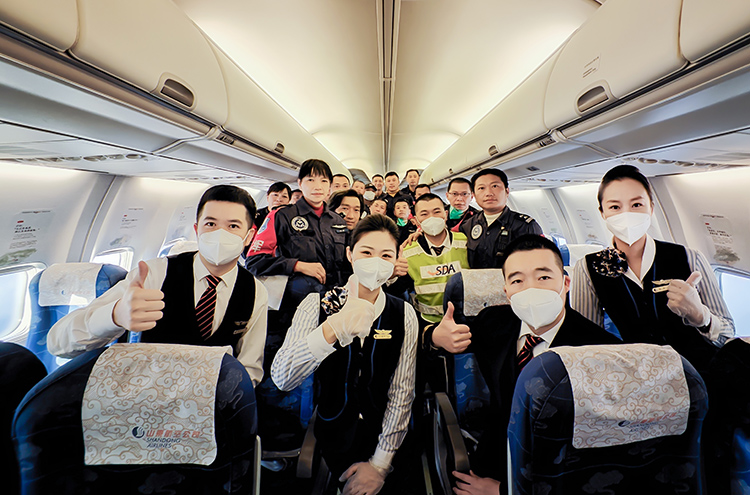 山航乘務組和救援隊員合影。山東航空提供
