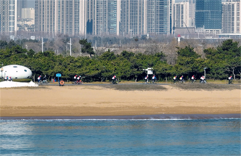 选手在日照阳光海岸绿道骑行。王勇摄