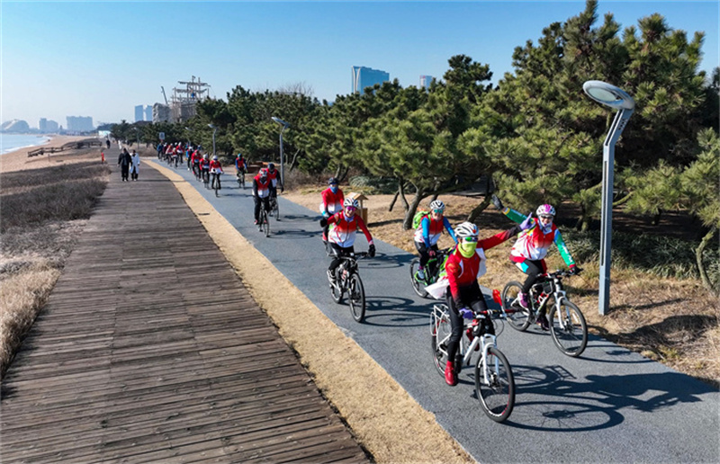 选手在日照阳光海岸绿道骑行。王勇摄