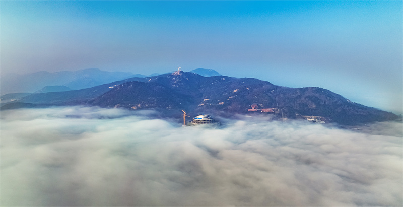 天台山云雾缭绕，犹如一幅动态水墨画卷。 王勇摄