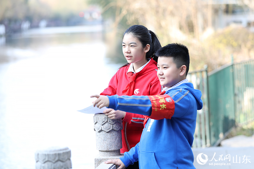“小河长”们正在护城河边巡河。人民网 刘祺摄