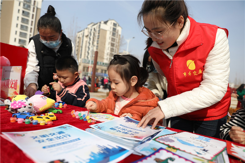 3月4日，乐陵市交通局志愿者在为小朋友讲解文明交通知识 (