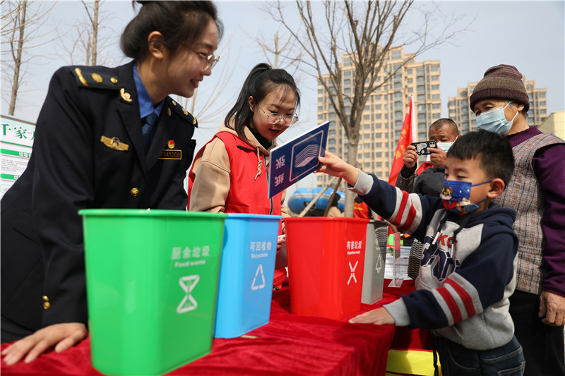 3月4日，乐陵市城管执法局志愿服务现场开设垃圾分类小游戏