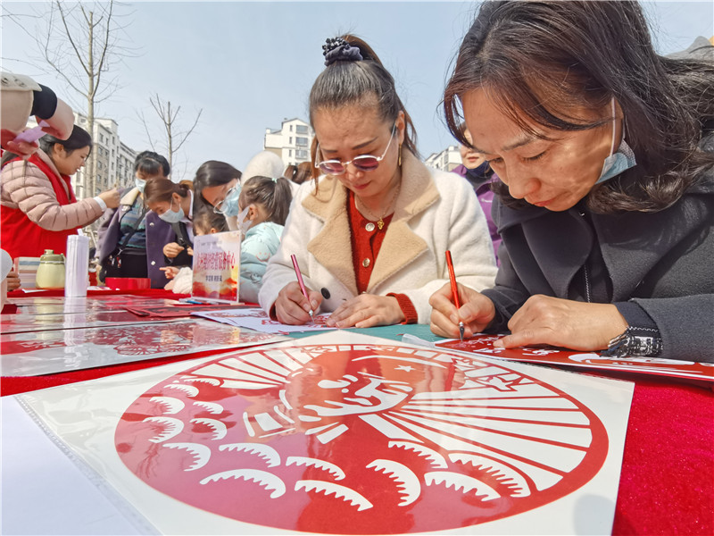 3月4日，市民在乐陵农村经济经营服务中心开设的”心中的英雄雷锋“红色剪纸志愿服务活动现场体验
