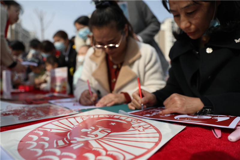 3月4日，市民在乐陵农村经济经营服务中心开设的”心中的英雄雷锋“红色剪纸志愿服务活动现场体验