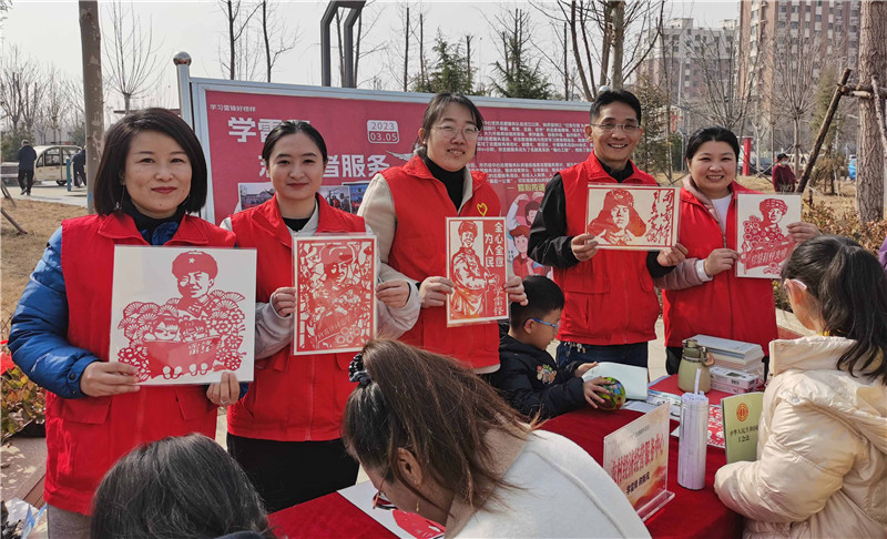 3月4日乐陵农村经济经营服务中心志愿者现场展示心中的英雄雷锋红色剪纸肖像