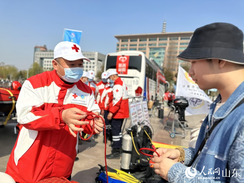 濟南市紅十字應急救援隊在泉城廣場向市民教授安全繩結的系法。人民網 喬姝攝