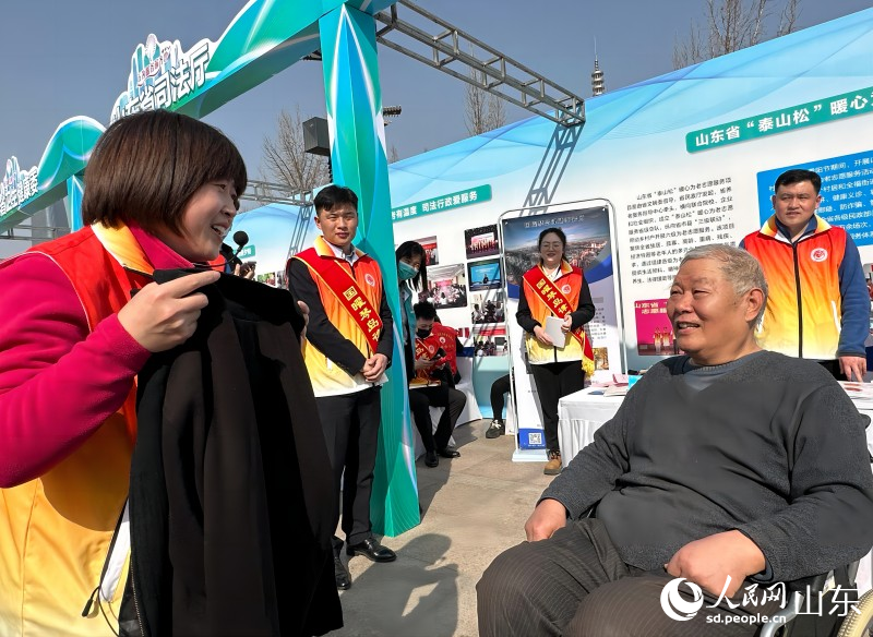 山東省“泰山鬆”暖心為老志願服務組成員，向老人現場演示講解專業的照護知識。人民網 喬姝攝