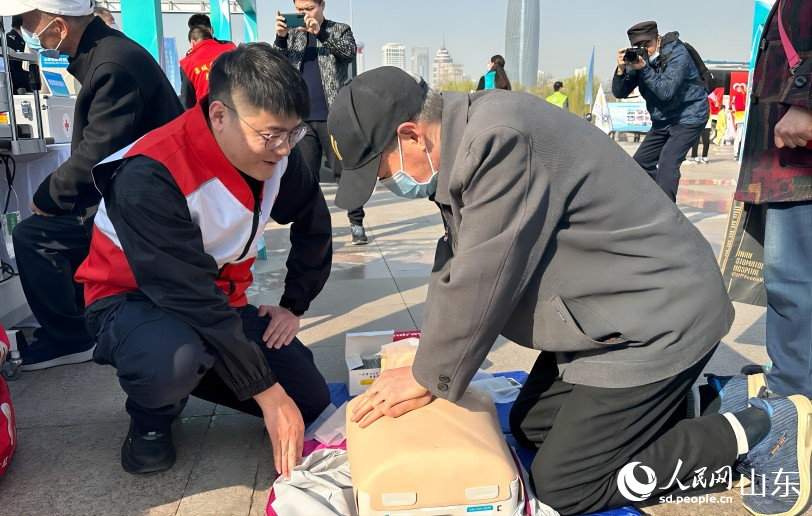 3月5日，在山東濟南泉城廣場，學雷鋒志願者為市民講解專業急救知識。人民網 喬姝攝