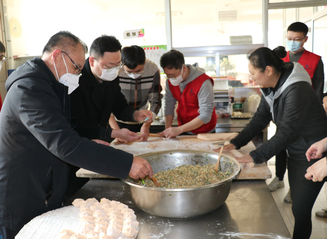 威海经发支行党总支带领团支部青年员工共同走进威海经济技术开发区爱心养老院，为老人们送去米面粮油，一起为老人包饺子。