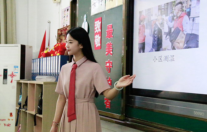 王静在课堂中。王东政摄