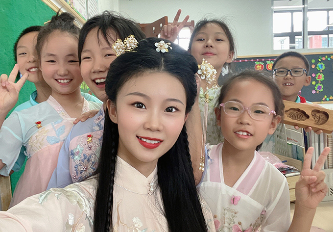 王静和学生们在一起。王东政摄