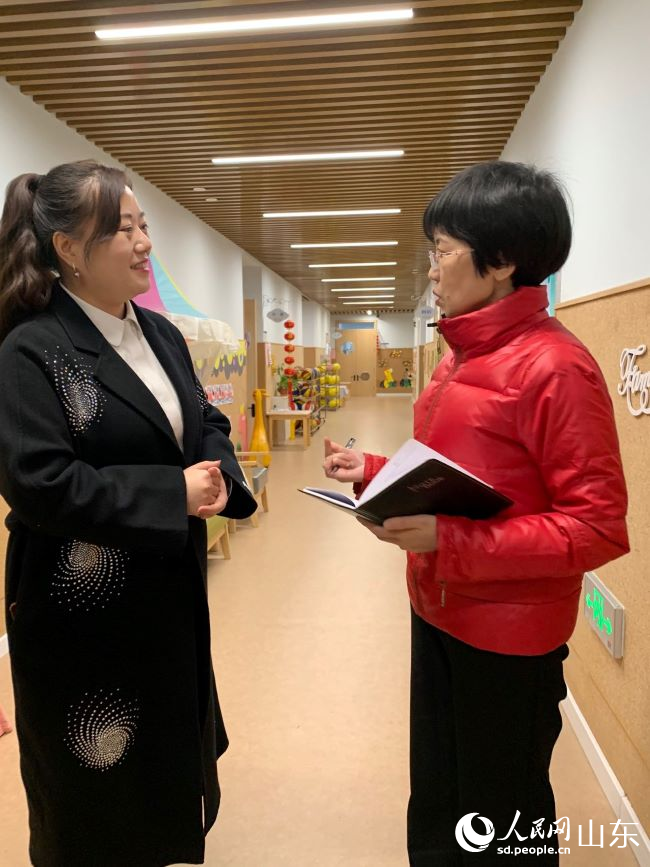 张淑琴听取幼儿园学生家长心声。人民网 逄鑫珊摄