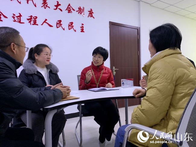 人大代表接待室内，张淑琴充分听取选民意见建议。人民网 逄鑫珊摄