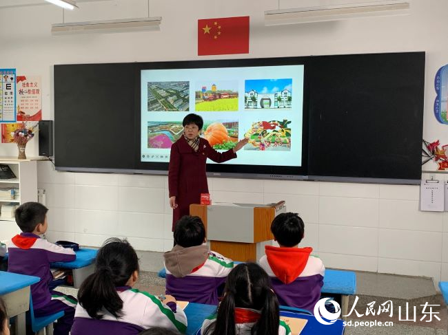 张淑琴在“红色课堂“中授课。人民网 逄鑫珊摄