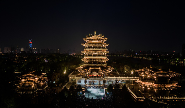 夜幕降临，华灯初上的大明湖畔超然楼。周博文摄