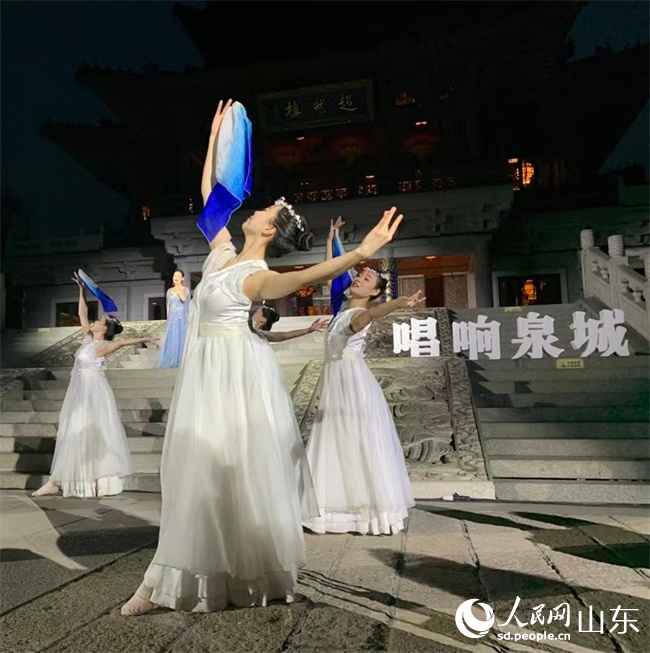 舞蹈演员优美的舞姿。人民网 谈媛摄
