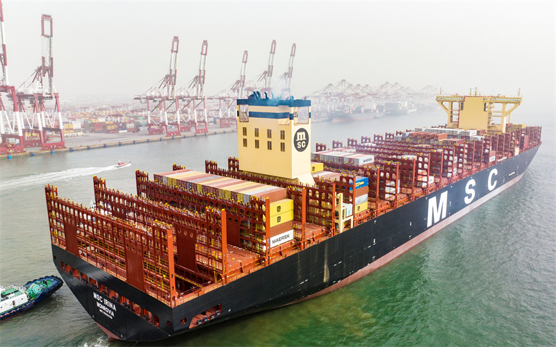 3月23日，“地中海伊琳娜”號集裝箱貨輪緩緩離開碼頭。侯方超攝