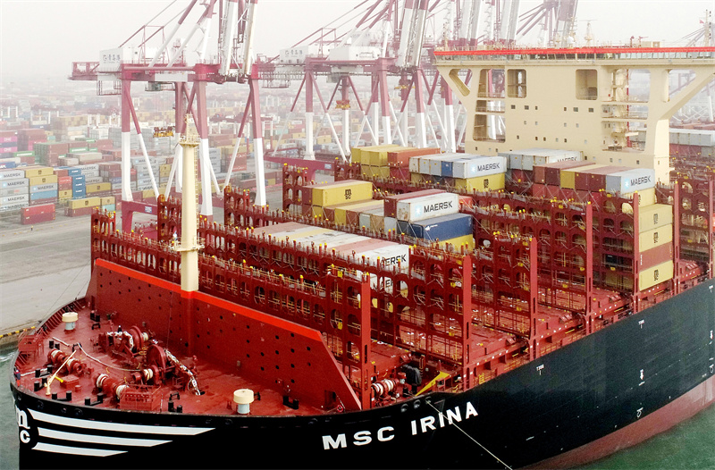 3月23日，“地中海伊琳娜”號集裝箱貨輪緩緩離開碼頭。張進剛攝