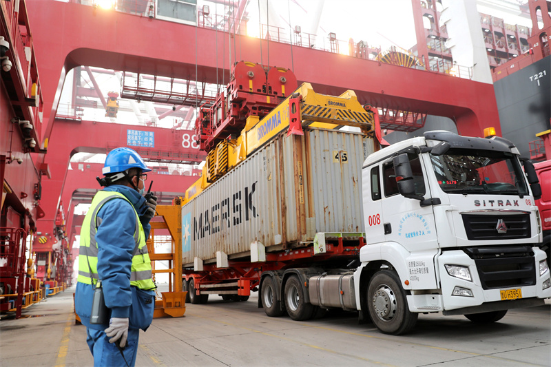 3月23日，“地中海伊琳娜”号集装箱货轮在装载货物。张进刚摄