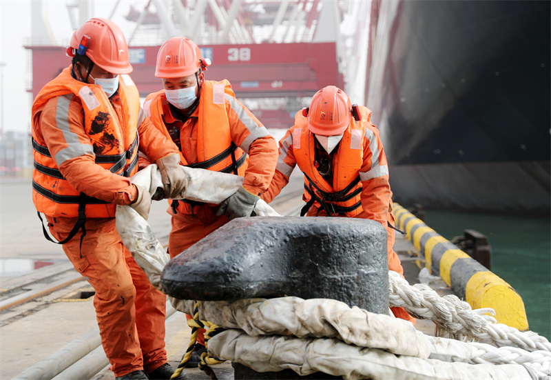3月23日，碼頭工人在為“地中海伊琳娜”號集裝箱貨輪解開固定纜繩。張進剛攝