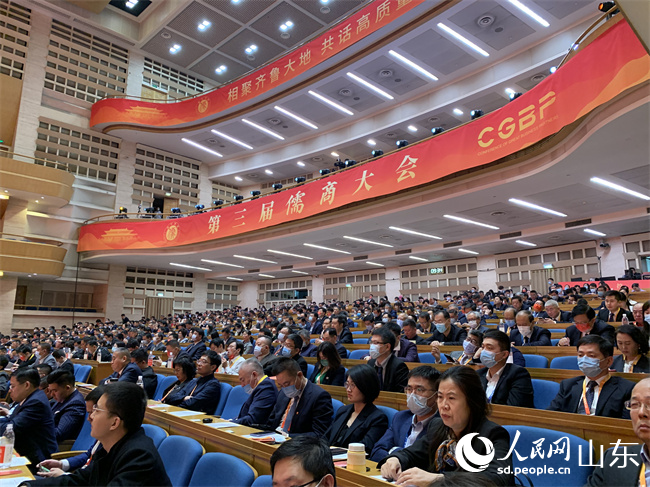 相聚齐鲁大地，共话高质量发展。人民网 谈媛摄