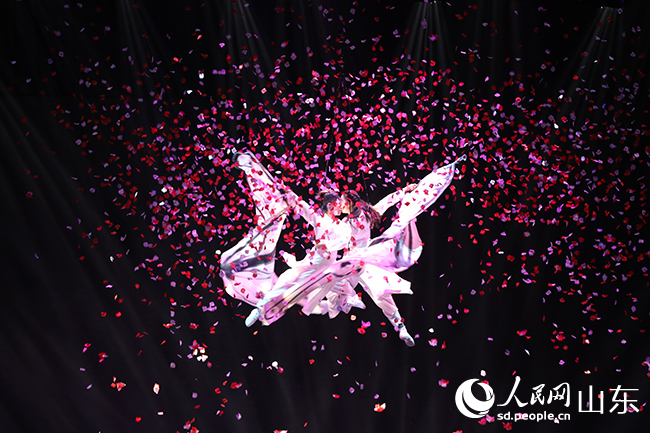 魔术表演《梁祝》。人民网 刘祺摄