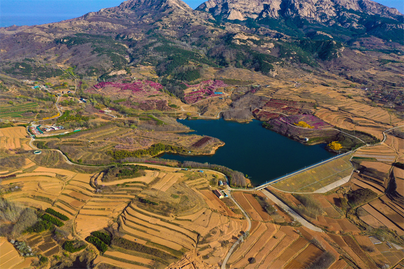 從空中俯瞰山東日照市南湖鎮鄉村田野山丘絢麗多姿。於坤帥攝
