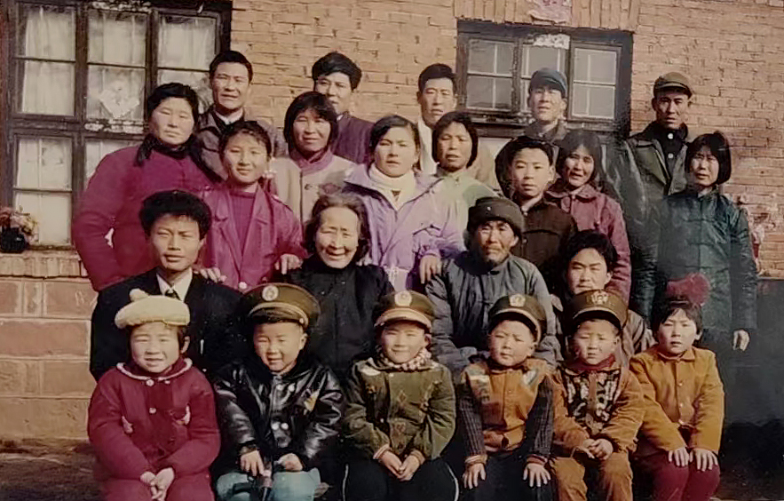 闫振仁老人全家福老照片。受访者提供