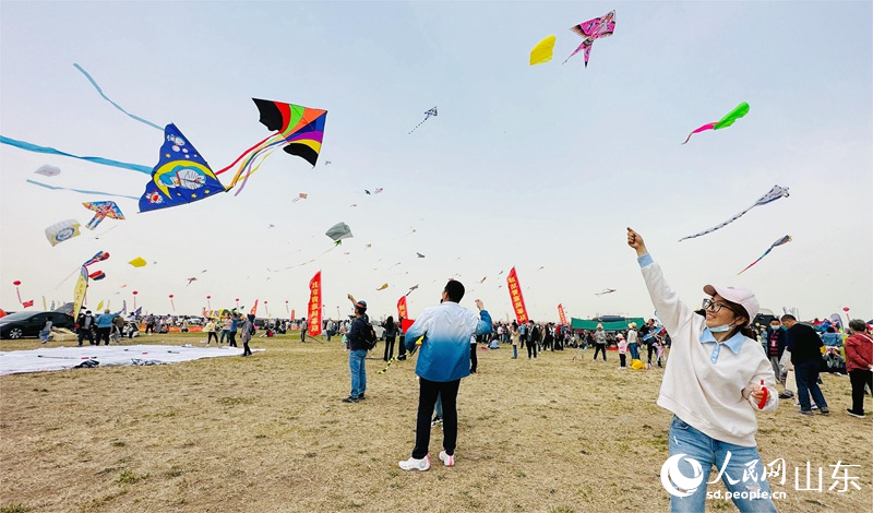 4月15日，游客在潍坊国际风筝会上放飞风筝。人民网 乔姝摄