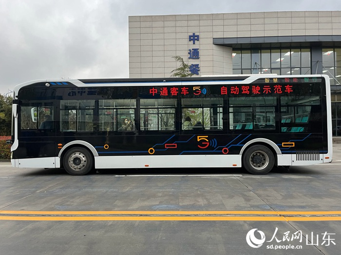 5G智能駕駛客車。 人民網 顧玉雪攝