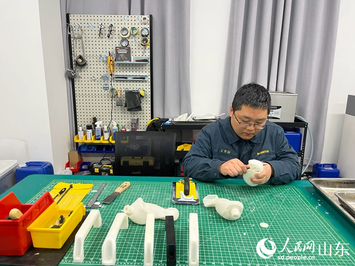 車門把手3D打印。人民網 顧玉雪攝