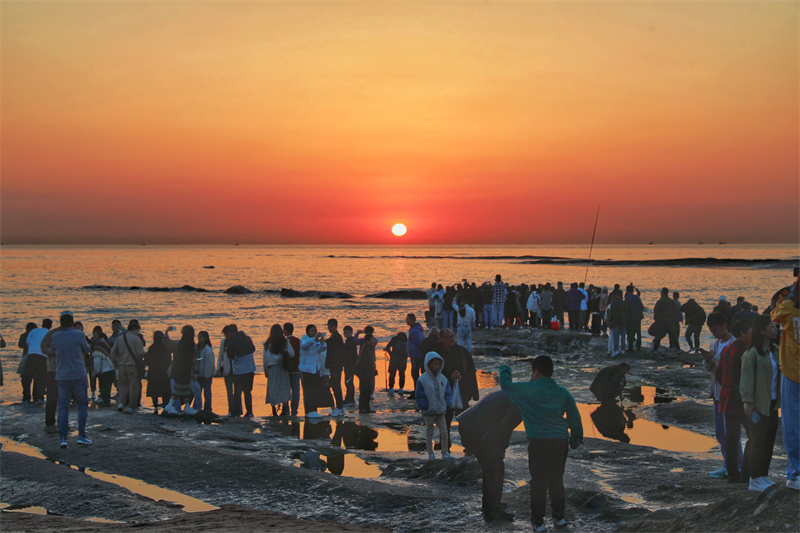 游客在日照海邊看日出。賀照濱攝