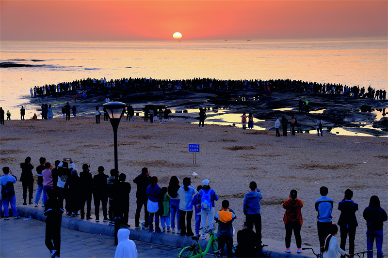 在日照海濱，游客雲集看日出拍美景。李強攝