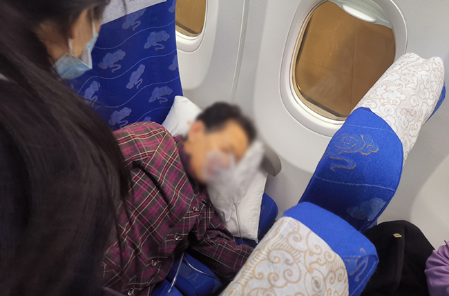 SC8435航班上一名乘客突發疾病。山東航空供圖